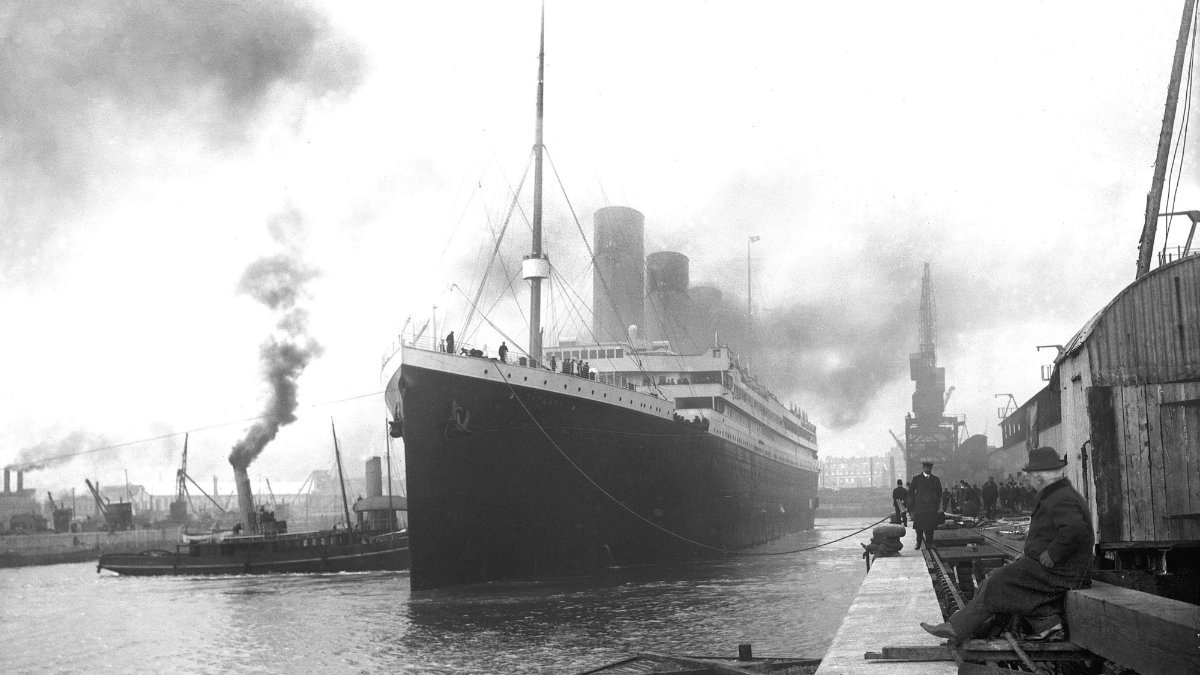 Partida da viagem inaugural do navio RMS Titanic