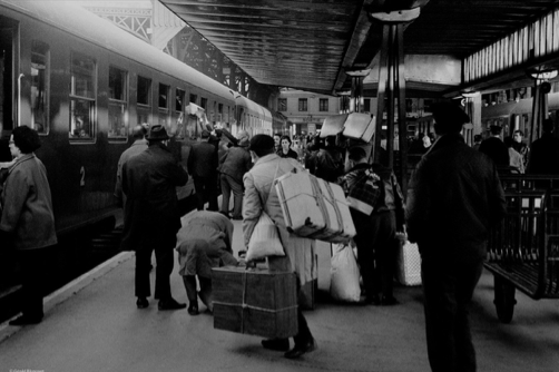 Chegada de emigrantes portugueses à Gare de Austerlitz